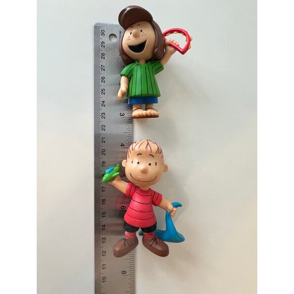 Peanuts Linus van Pelt, Charlie Brown, and Peppermint Patty Collectible Figures - Picture 7 of 8